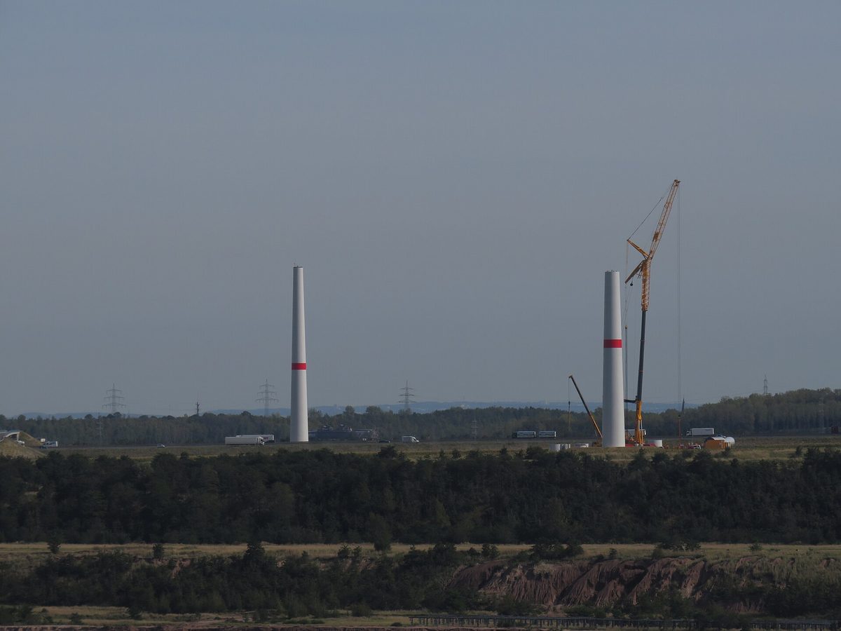 Przebudowa turbin wiatrowych Nordex na nowych wieżach w Jüchen w Nadrenii Północnej-Westfalii