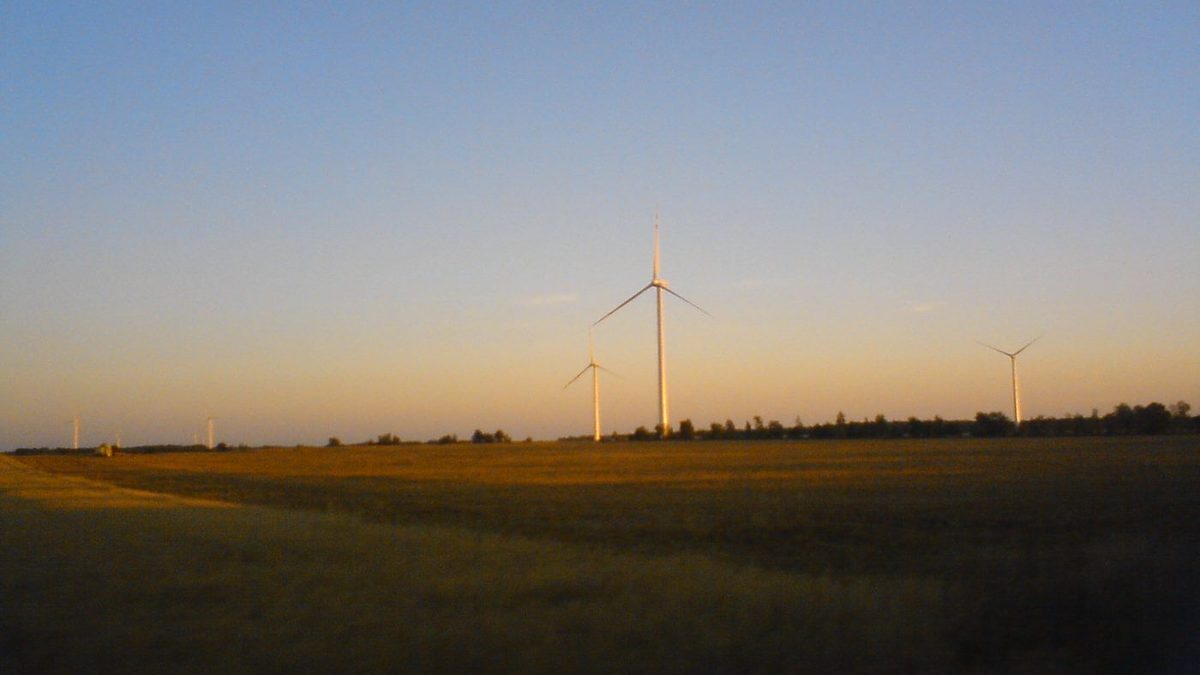 Farma wiatrowa w Polsce – turbiny na tle pól, ilustracja umowy PPA Play i Qair