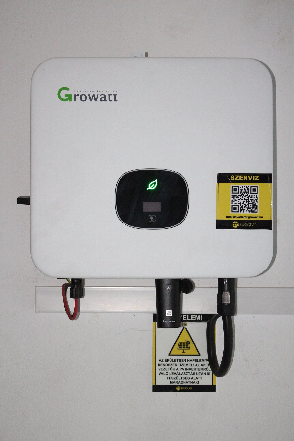 Falownik fotowoltaiczny Growatt MOD 4000TL3-X zamontowany na ścianie