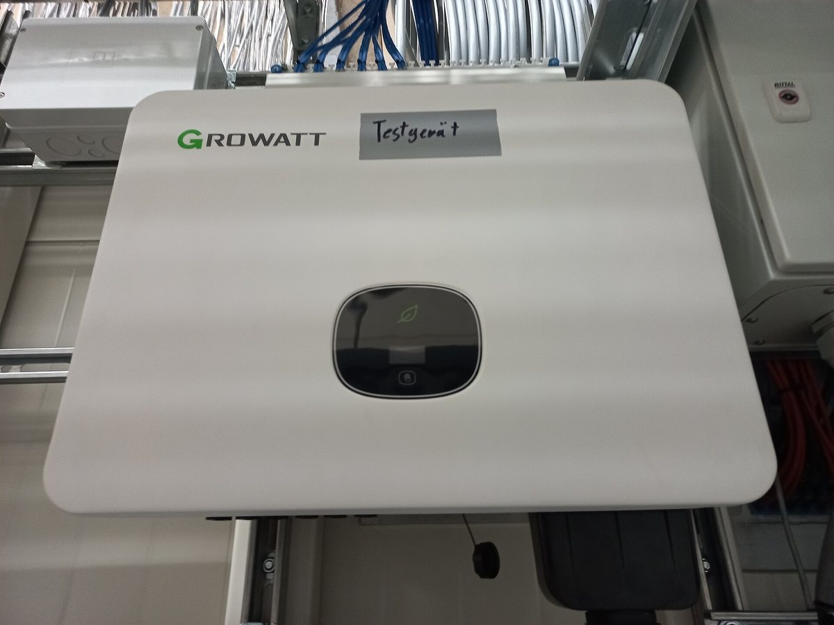 Przemysłowy falownik Growatt MID 30KTL w szafie instalacji fotowoltaicznej