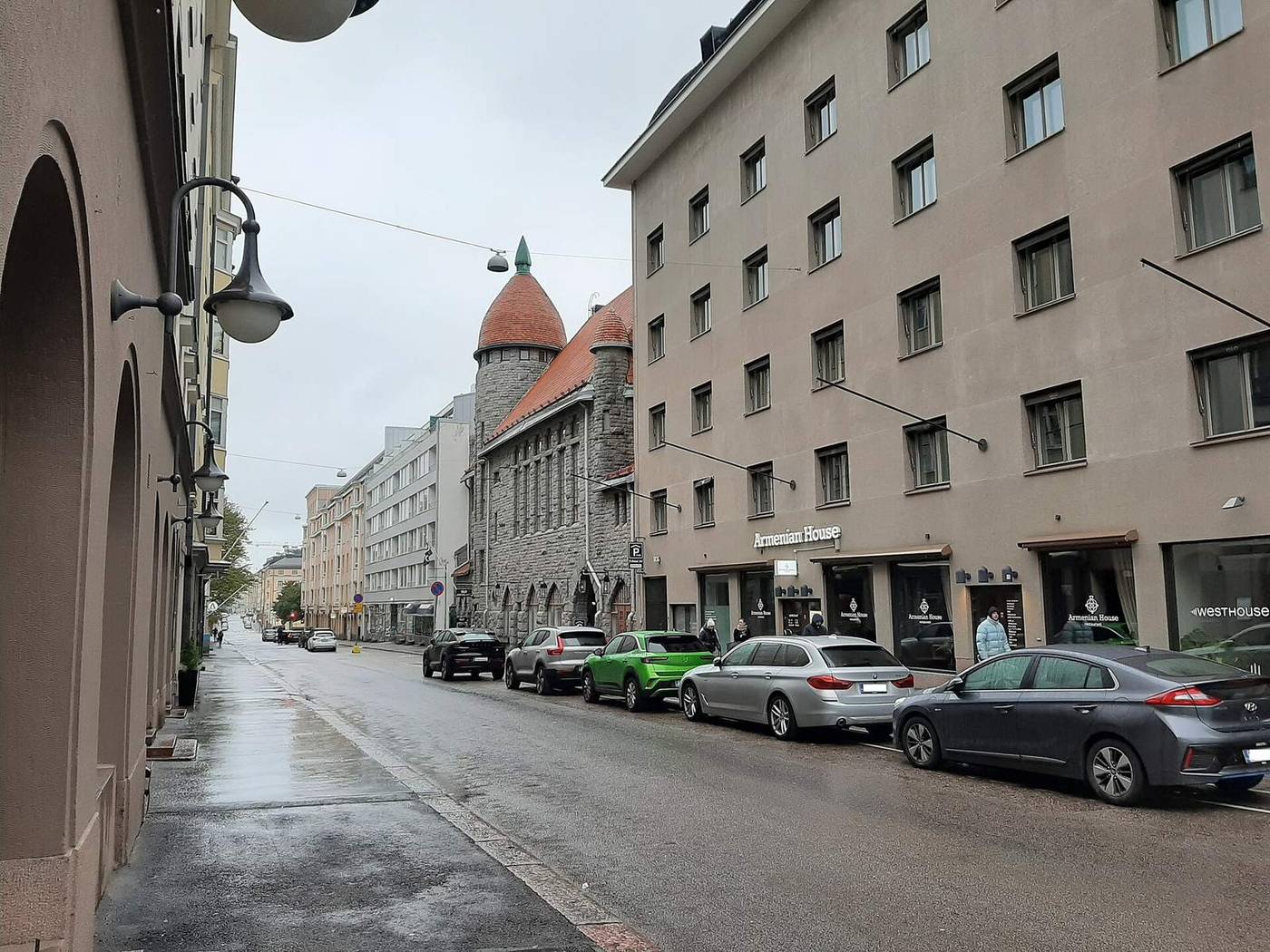 Ulica w centrum Helsinek, gdzie flota miejska przechodzi na pojazdy elektryczne