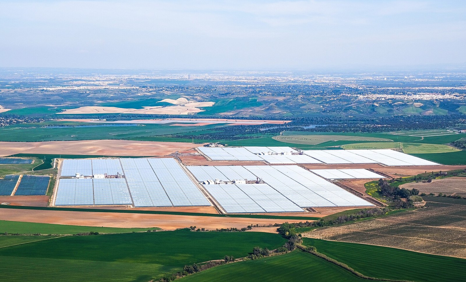 Elektrownia słoneczna Solnova w Andaluzji – pola kolektorów widziane z powietrza