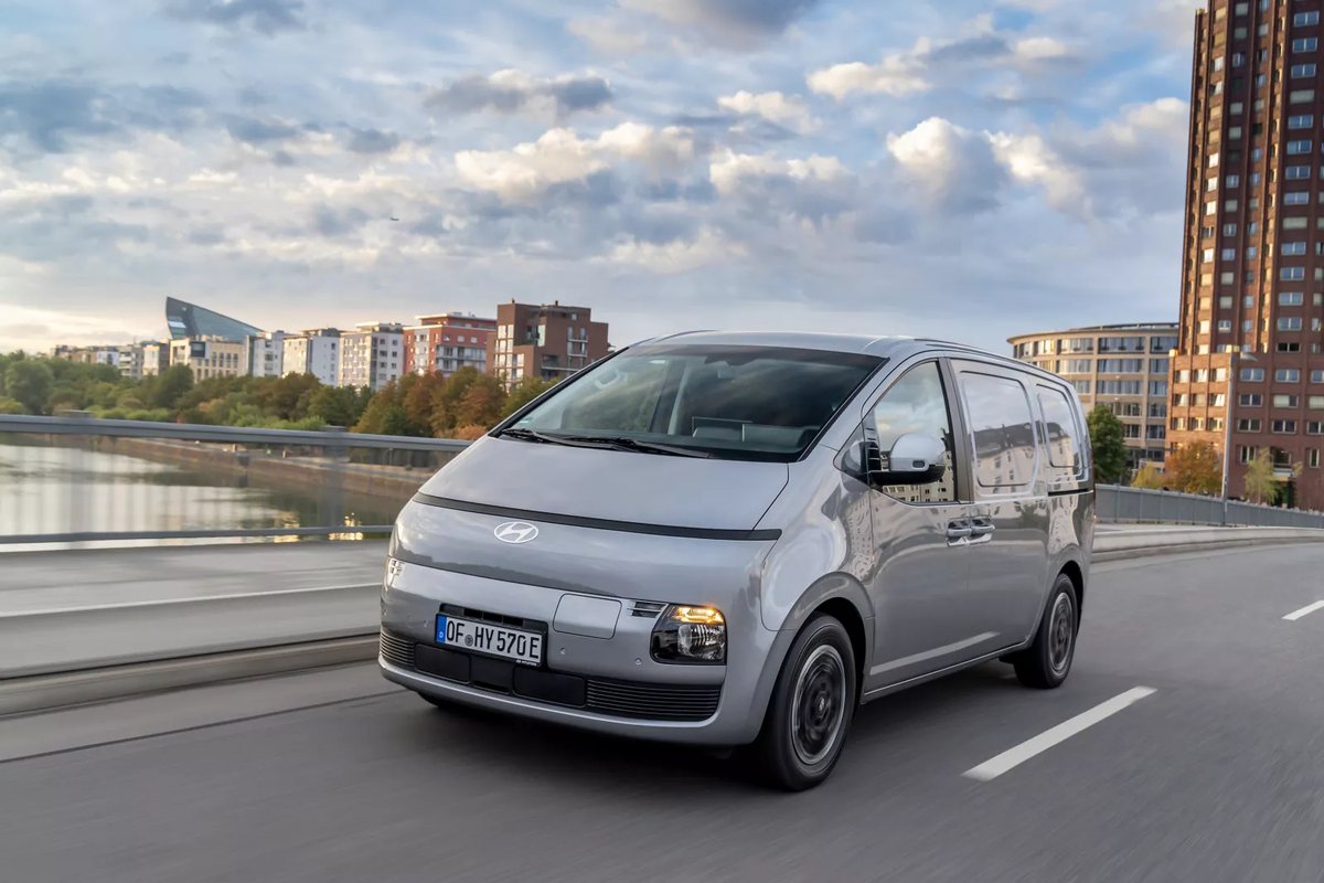 Hyundai Staria Cargo Elektro, elektryczny van dostawczy z instalacją 800 V, na moście w mieście