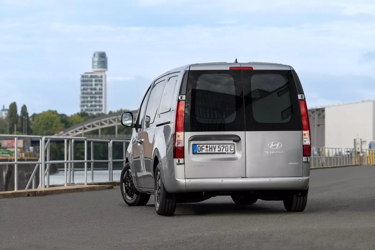 Tył nadwozia Hyundaia Starii Cargo Elektro z oznaczeniem electric