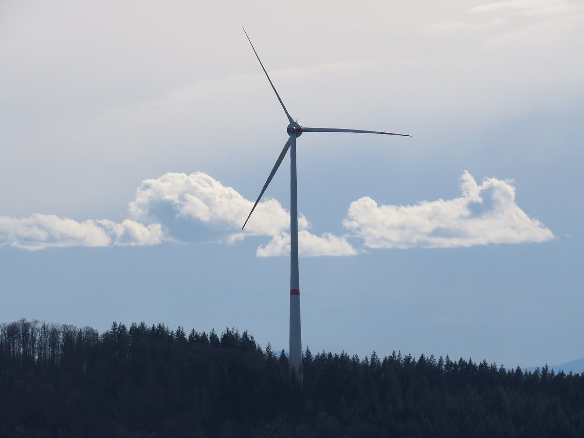 Turbina wiatrowa ENERCON E-138 EP3 stojąca na wzgórzu Kallenwald w Niemczech