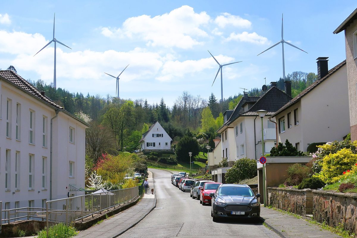 Cztery turbiny wiatrowe ENERCON E-138 widoczne nad zabudową Hagen-Hohenlimburg