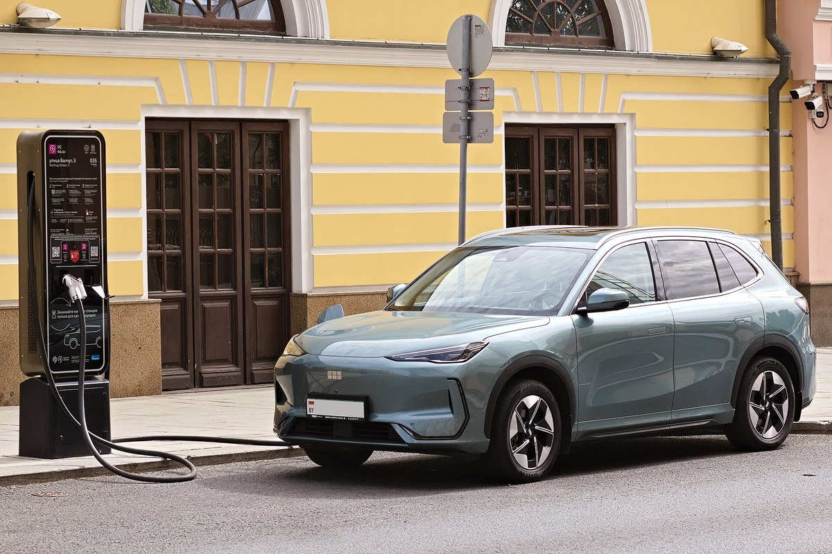 Elektryczny Geely EX5 podłączony do ładowarki na ulicy w Moskwie
