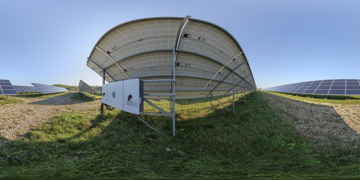 Falownik zamontowany na konstrukcji przy farmie fotowoltaicznej w parku solarnym Paldiski w Estonii