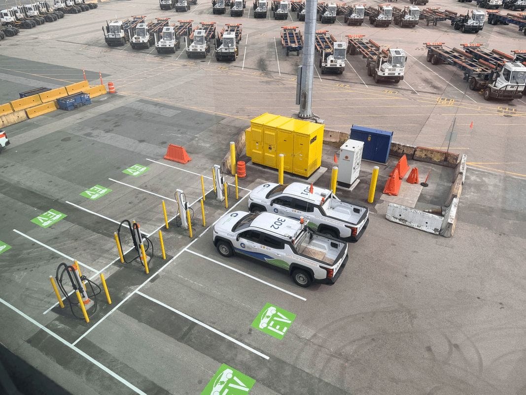 Ładowarki Kempower i elektryczne pickupy w terminalu kontenerowym w porcie Vancouver