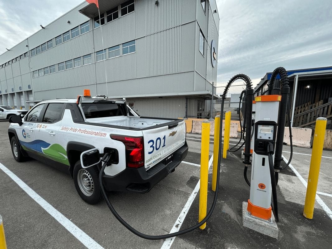 Elektryczny pick-up podłączony do ładowarki Kempower Satellite z dwoma wtykami