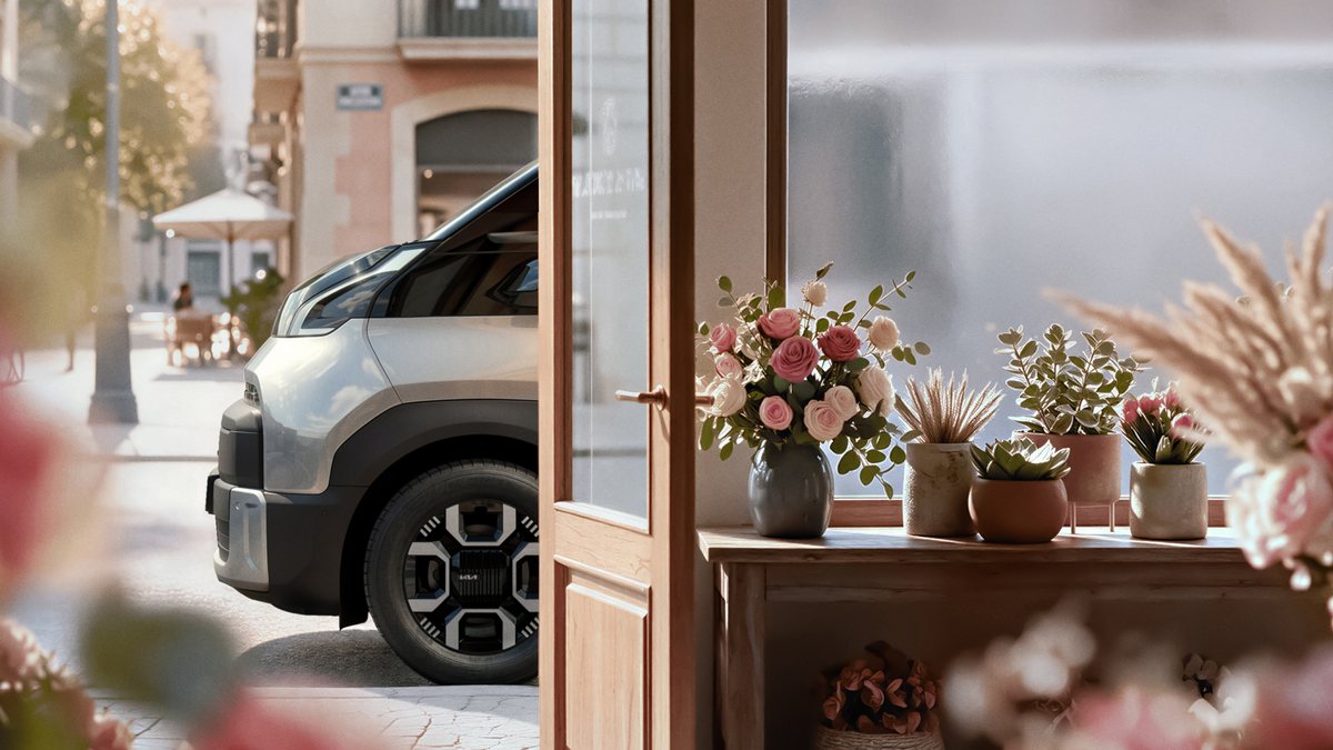 Kia PV7 widziana przez szybę przed światową premierą vana elektrycznego