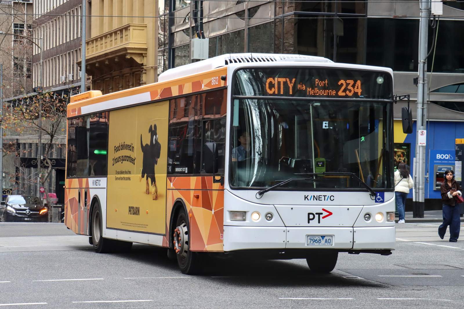 Autobus Kinetic na ulicach Melbourne podczas jazdy liniowej