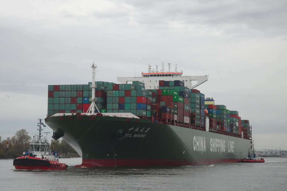 Kontenerowiec China Shipping Line wpływający do portu w Hamburgu