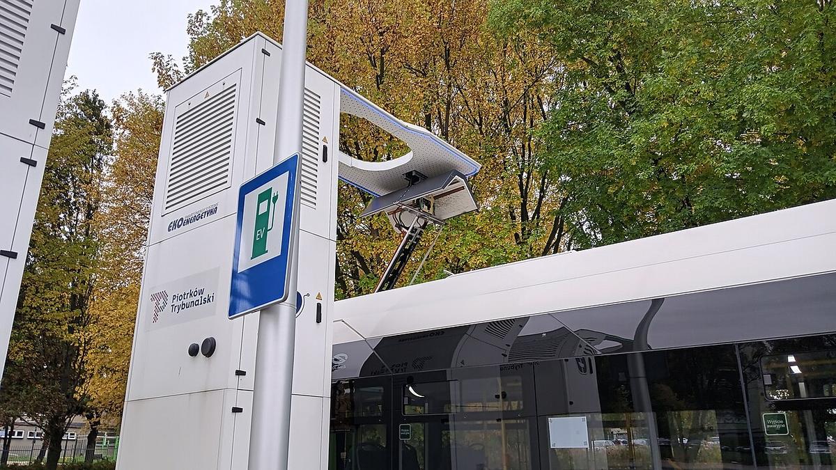 Elektryczny autobus miejski podczas ładowania na przystanku