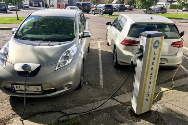 Co trzeci nowy samochód w Europie jest elektryczny. Polska została w ogonie