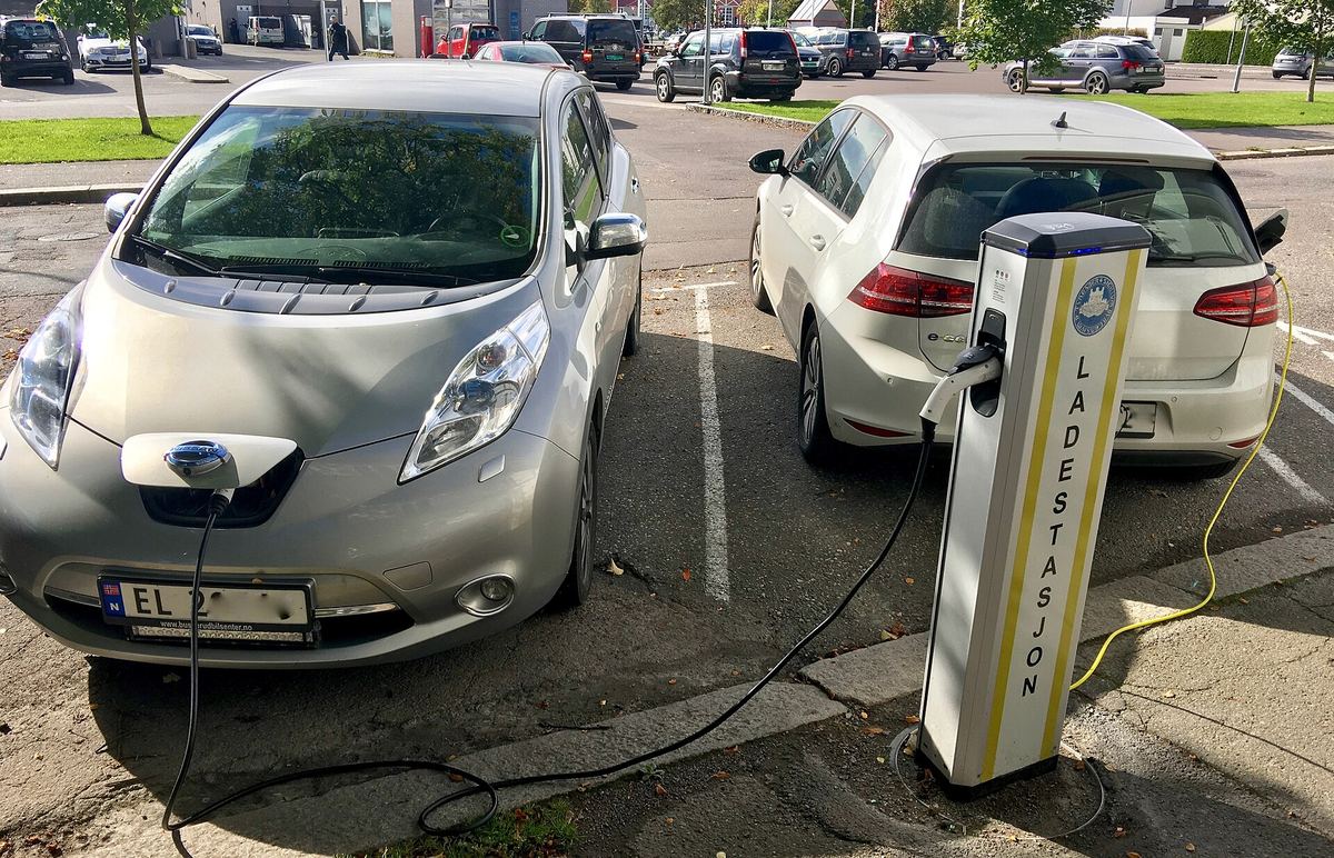 Samochody elektryczne w Europie podczas ładowania na stacji w Tønsbergu w Norwegii