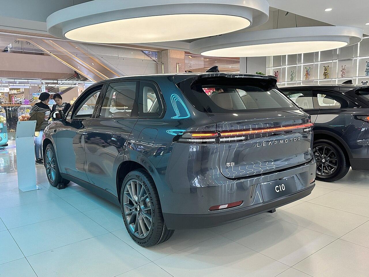 Leapmotor C10 widziany z boku na miejskiej ulicy
