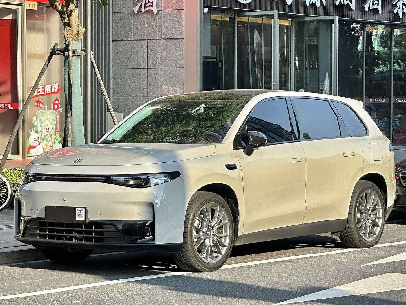 Srebrny Leapmotor C10 zaparkowany przy ulicy w chińskim mieście