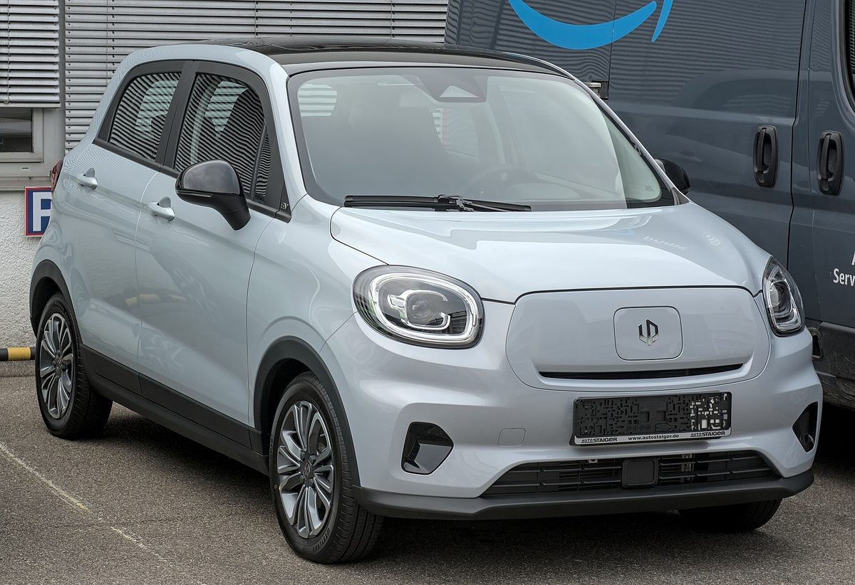 Leapmotor T03, mały samochód elektryczny zaparkowany przy ulicy