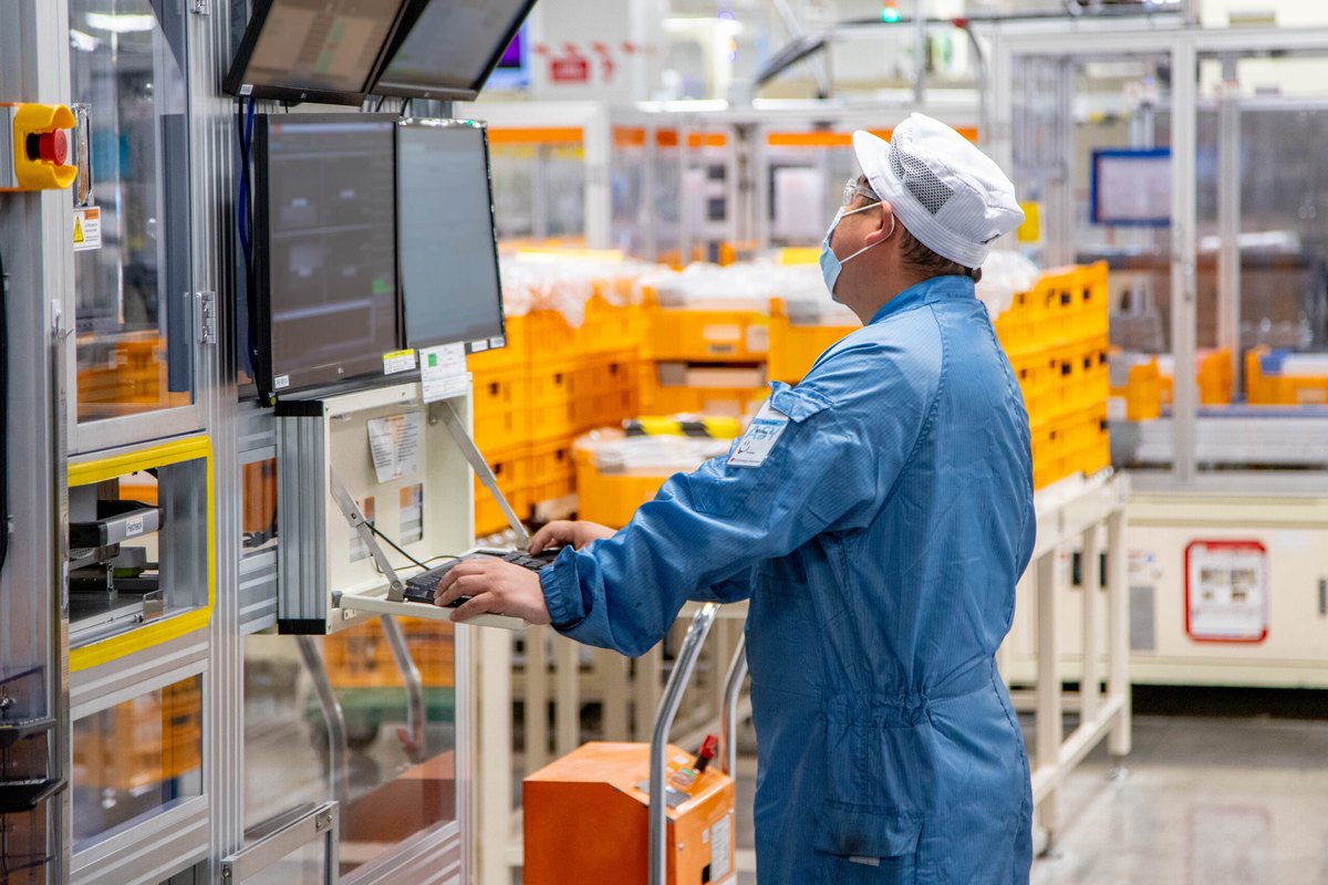 Pracownik przy linii produkcyjnej ogniw LG Energy Solution w zakładzie w Michigan