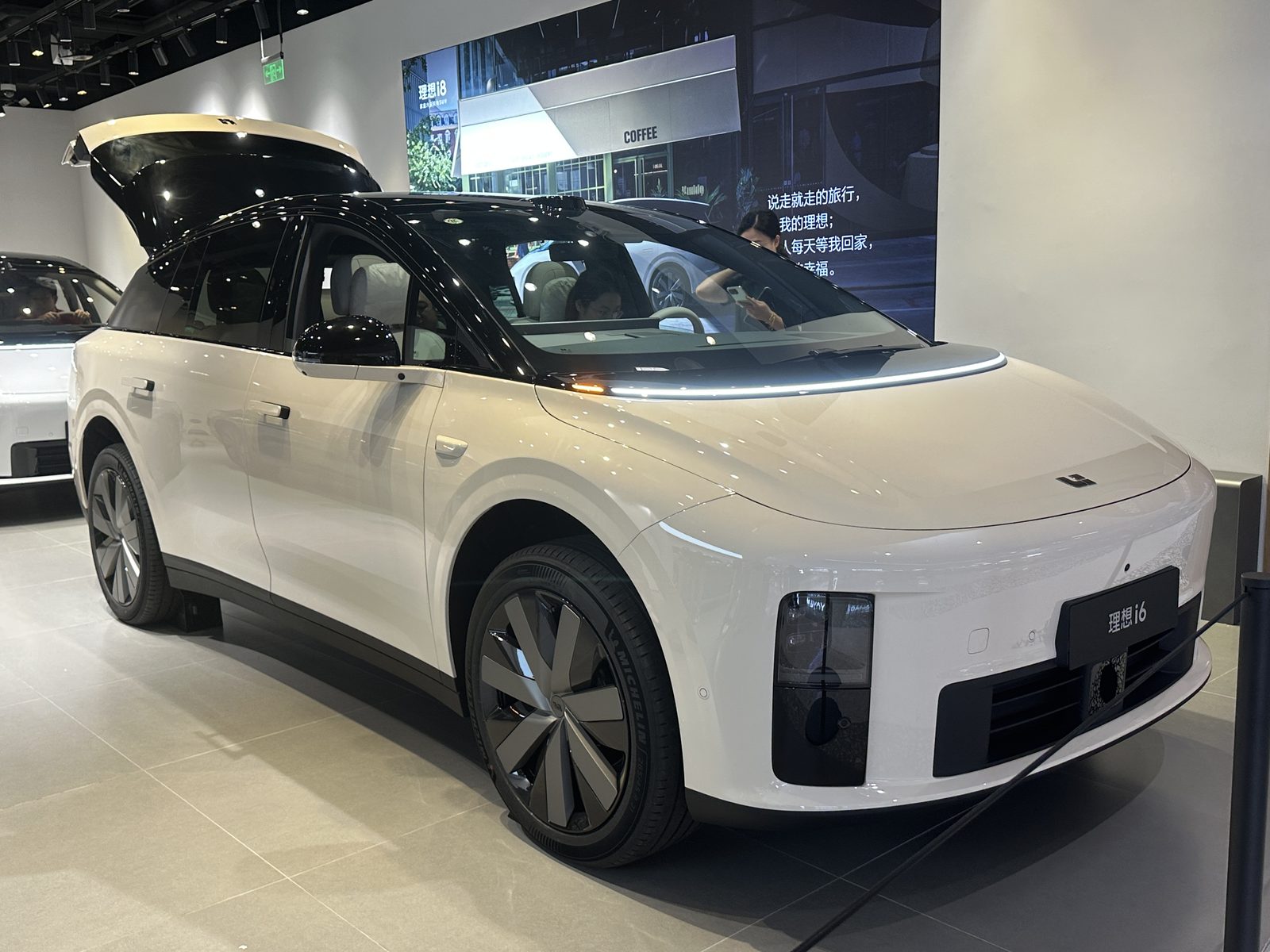 Li Auto wchodzi do Europy z modelem Li 6 - elektryczny SUV Li i6 zaparkowany przy ulicy