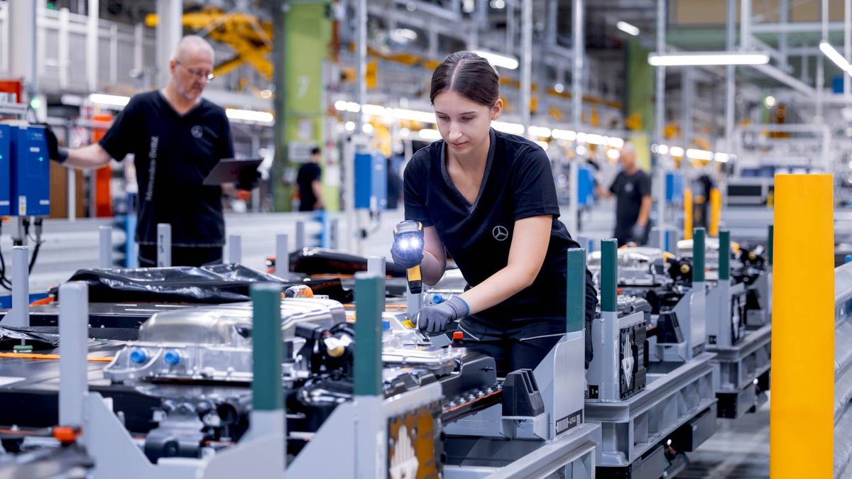 Linia montażowa w fabryce Mercedes-Benz w Rastatt z komponentami napędu elektrycznego