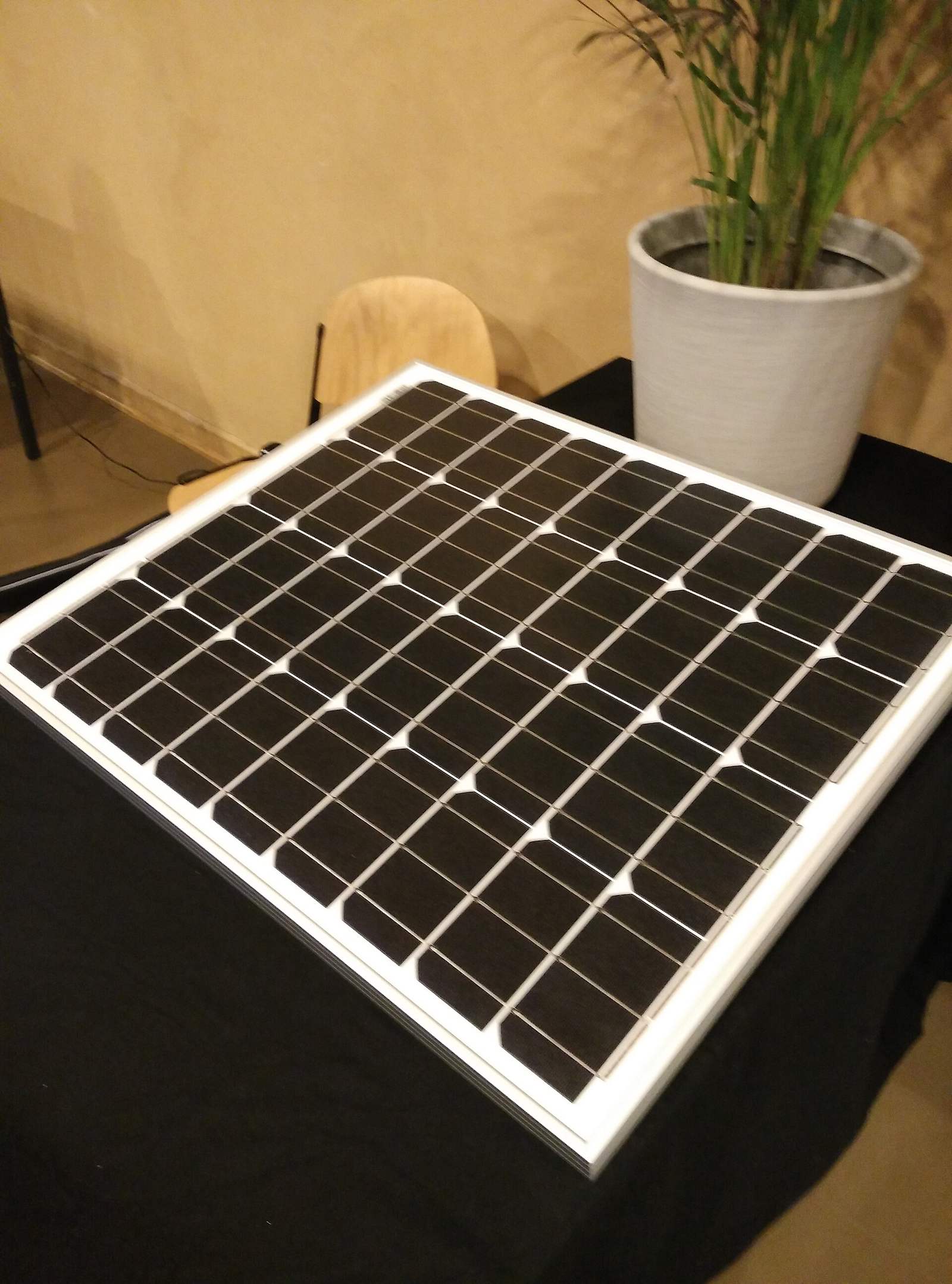 Panel fotowoltaiczny z ogniw monokrystalicznych krzemu
