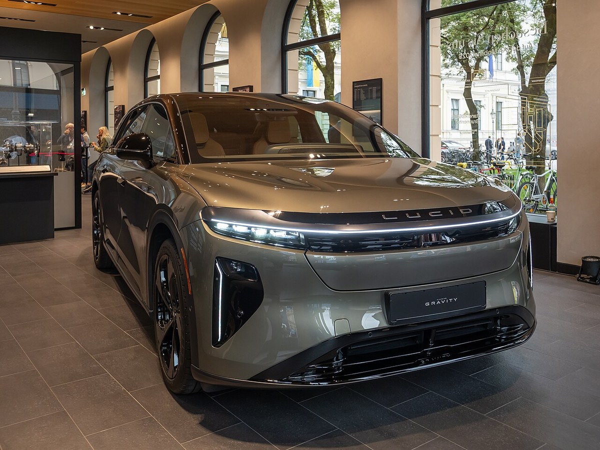 Lucid Gravity Grand Touring – elektryczny SUV w studiu marki w Monachium