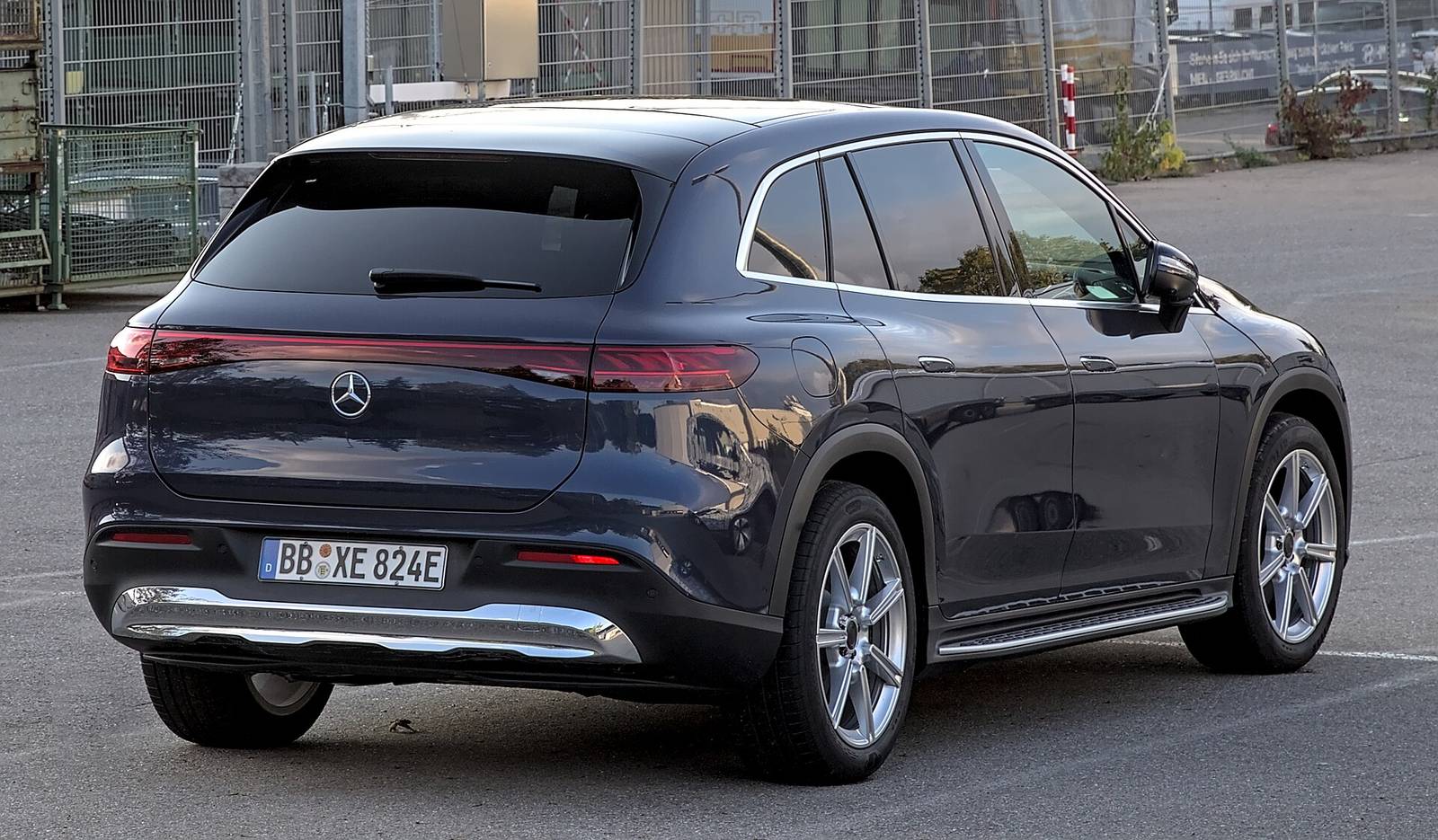 Mercedes-Benz EQS SUV — elektryk na baterie litowo-jonowe (ilustracja)