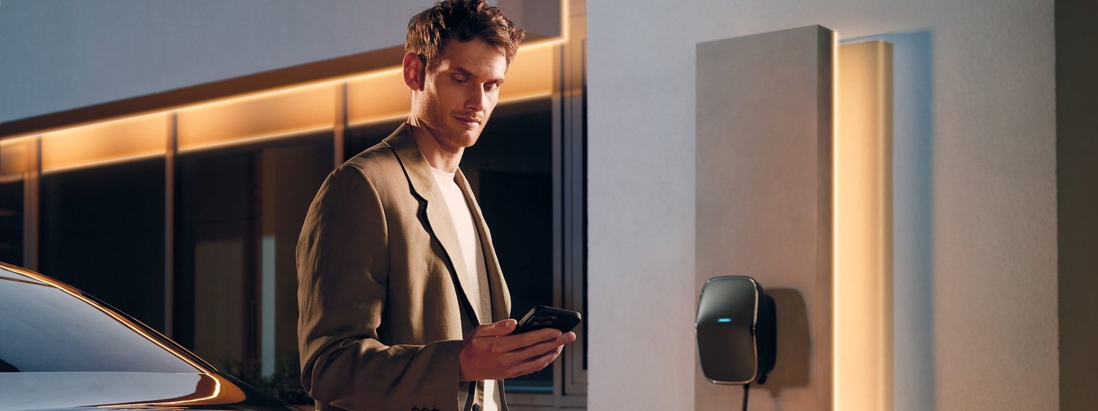 Inteligentne ładowanie w domu - Mercedes-Benz przy domowym wallboxie z ofertą MB.CHARGE Home