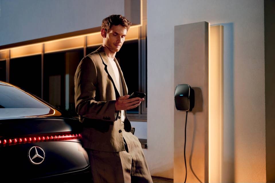 Mercedes-Benz podłączony do domowego wallboxa nocą, ładowanie w tanich godzinach