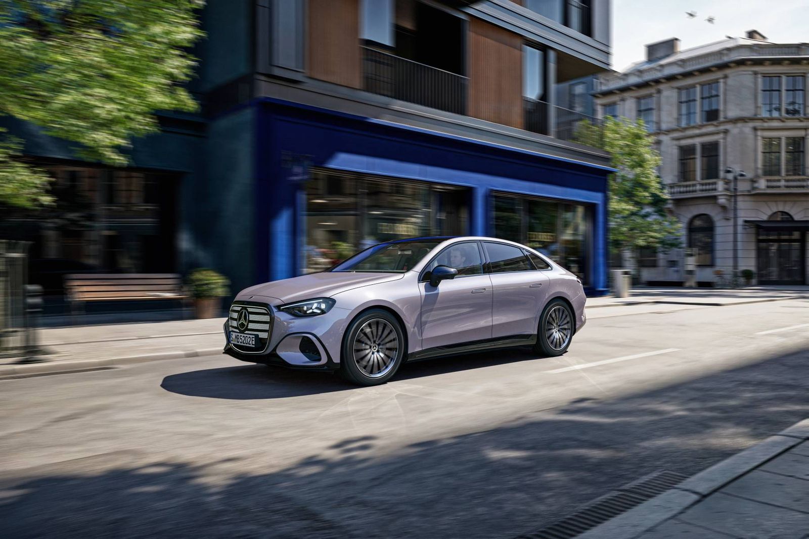 Elektryczna Klasa C — Mercedes-Benz C 300 4MATIC electric na ulicy w mieście