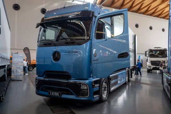 Amazon odebrał pierwsze eActros 600. Ponad 50 elektrycznych ciężarówek w Niemczech