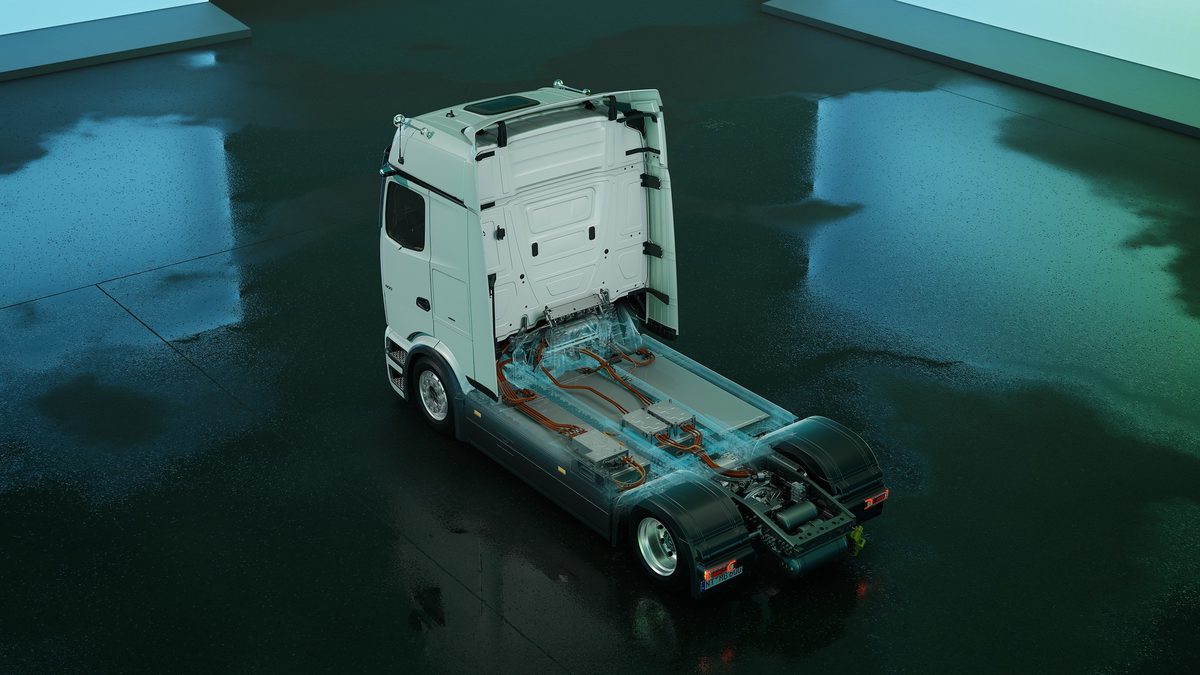 Przekrój techniczny elektrycznej ciężarówki Mercedes-Benz z pakietami baterii wzdłuż ramy i instalacją wysokiego napięcia