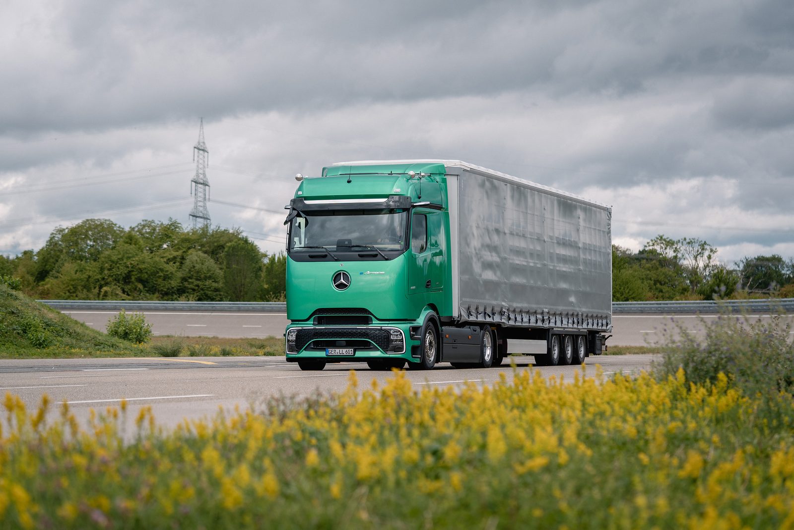 Mercedes-Benz eActros Lowliner, elektryczny ciągnik siodłowy do transportu wielkogabarytowego, w trasie z naczepą