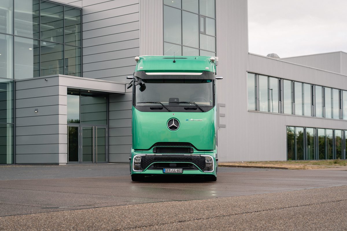 Przód kabiny ProCabin elektrycznej ciężarówki Mercedes-Benz eActros Lowliner