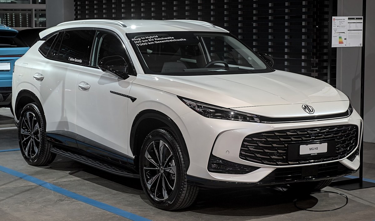 Chiński hybryd plug-in MG HS PHEV na wystawie samochodowej