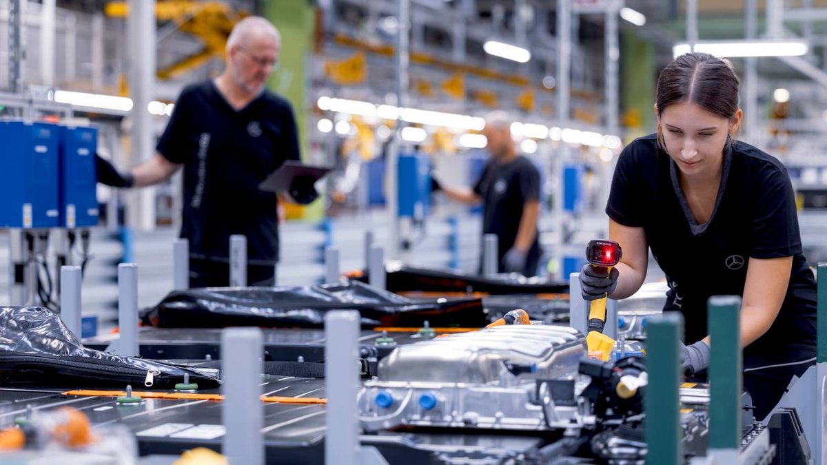 Pracownica montuje układ napędowy elektrycznego Mercedesa na linii w Rastatt