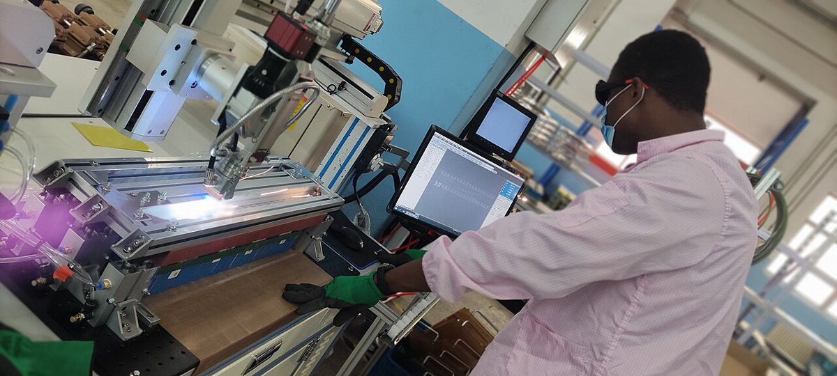 Montaż pakietu bateryjnego — zgrzewanie ogniw na linii produkcyjnej