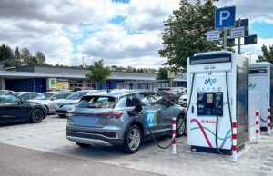Stacja ładowania MVV Energie w Niemczech z podłączonym samochodem elektrycznym