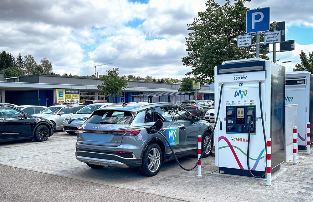 Stacja ładowania MVV Energie w Niemczech z podłączonym samochodem elektrycznym
