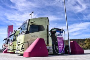 Hub ładowania e-ciężarówek NEW w Niederzissen — elektryczna ciężarówka na stanowisku o mocy 400 kW