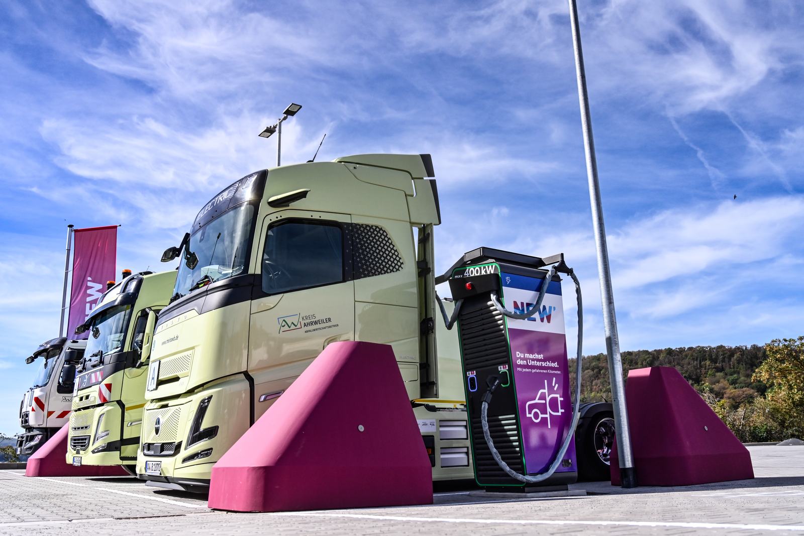 Hub ładowania e-ciężarówek NEW w Niederzissen — elektryczna ciężarówka na stanowisku o mocy 400 kW