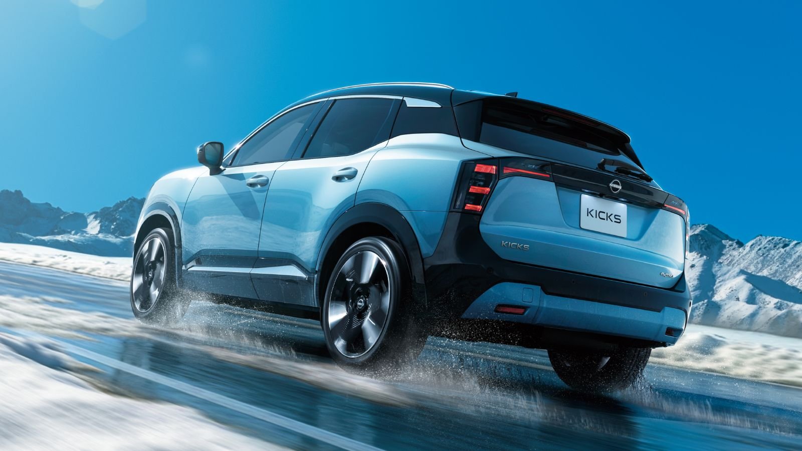 Nissan Kicks e-POWER – kompaktowy crossover jadący drogą w górach