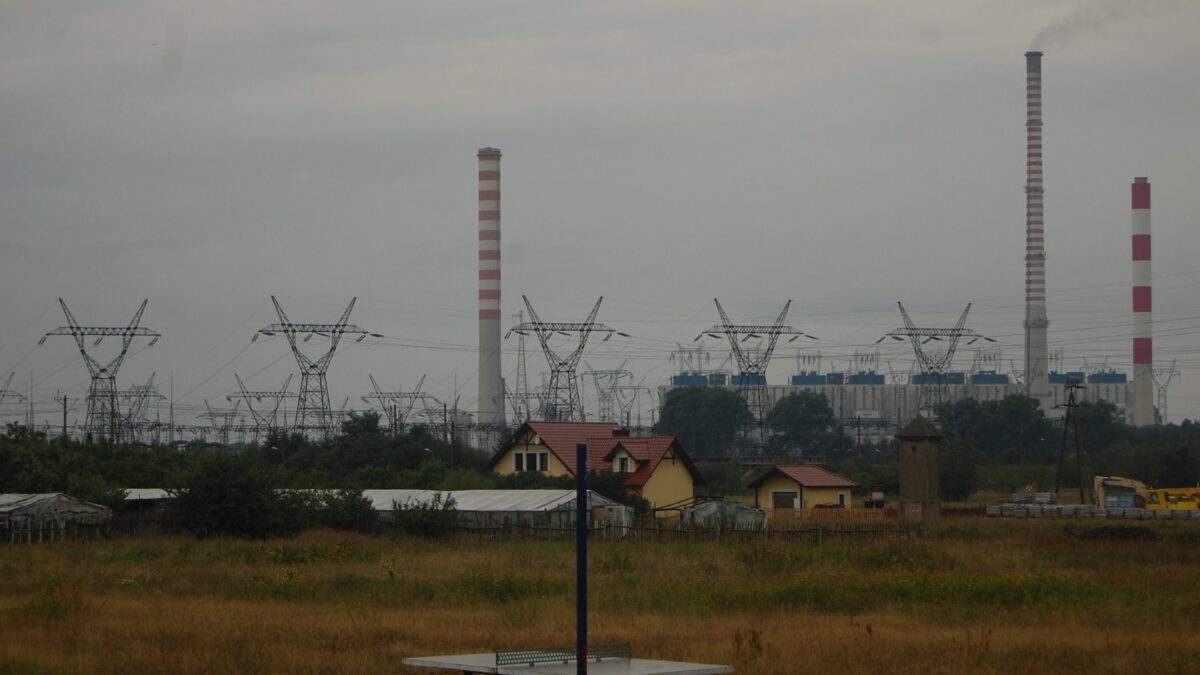 Nowe Czarnowo – elektrownia Dolna Odra i linie wysokiego napięcia widziane z miejscowości Nowe Czarnowo