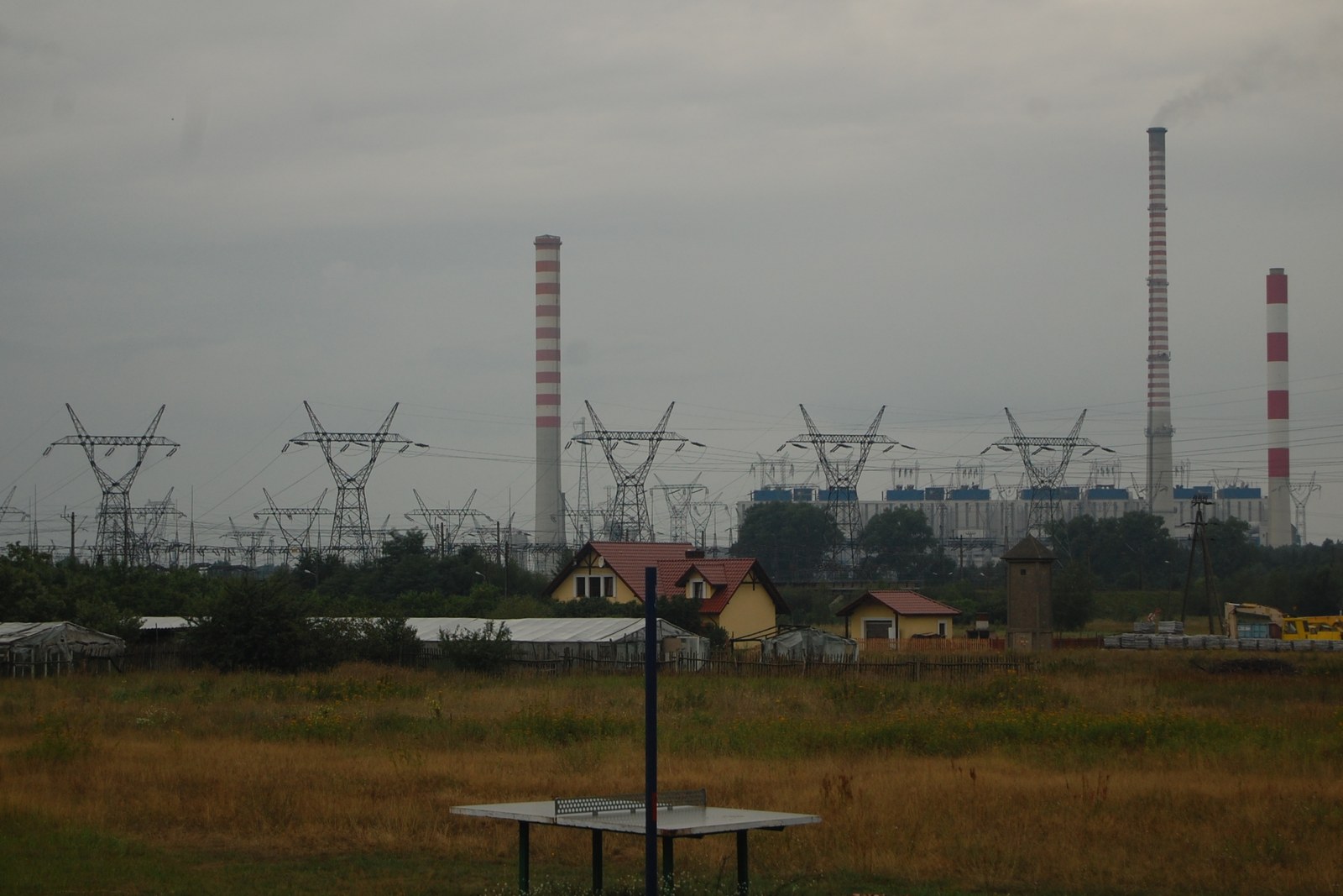 Nowe Czarnowo – elektrownia Dolna Odra i linie wysokiego napięcia widziane z miejscowości Nowe Czarnowo