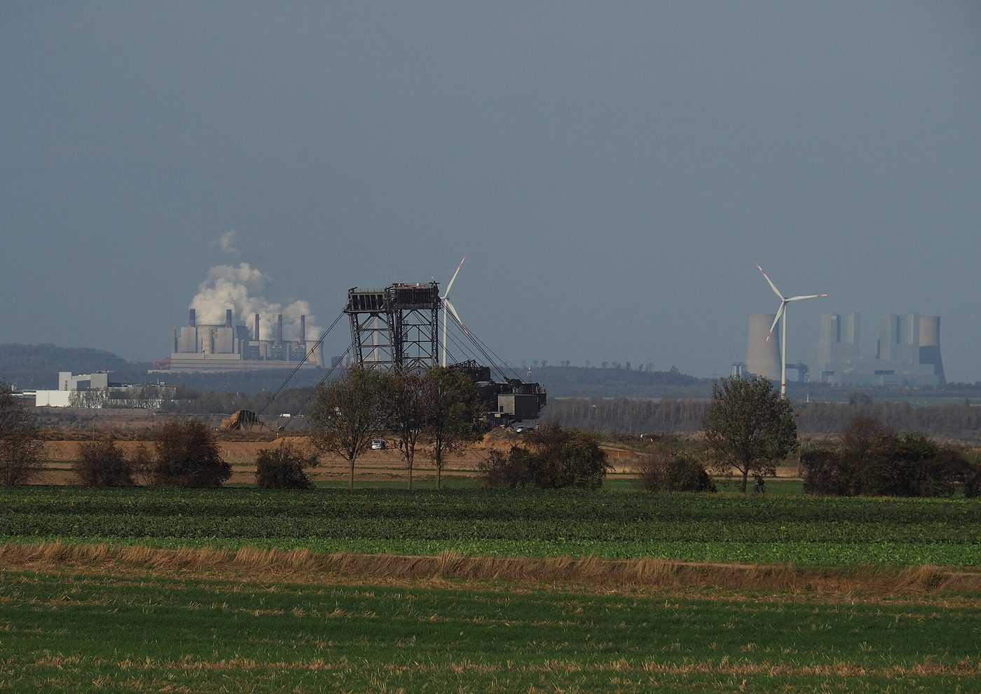 Odkrywka węgla brunatnego w Niemczech, w tle elektrownie węglowe