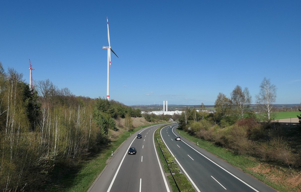 Widok z autostrady na okolice zakładu Volkswagena w Zwickau i turbiny wiatrowe