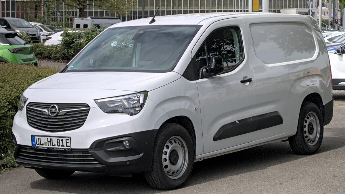 Opel Combo Start Electric – biały elektryczny van Opel Combo-e z niemiecką tablicą rejestracyjną