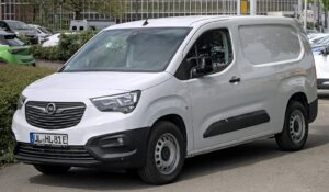 Opel Combo Start Electric – biały elektryczny van Opel Combo-e z niemiecką tablicą rejestracyjną